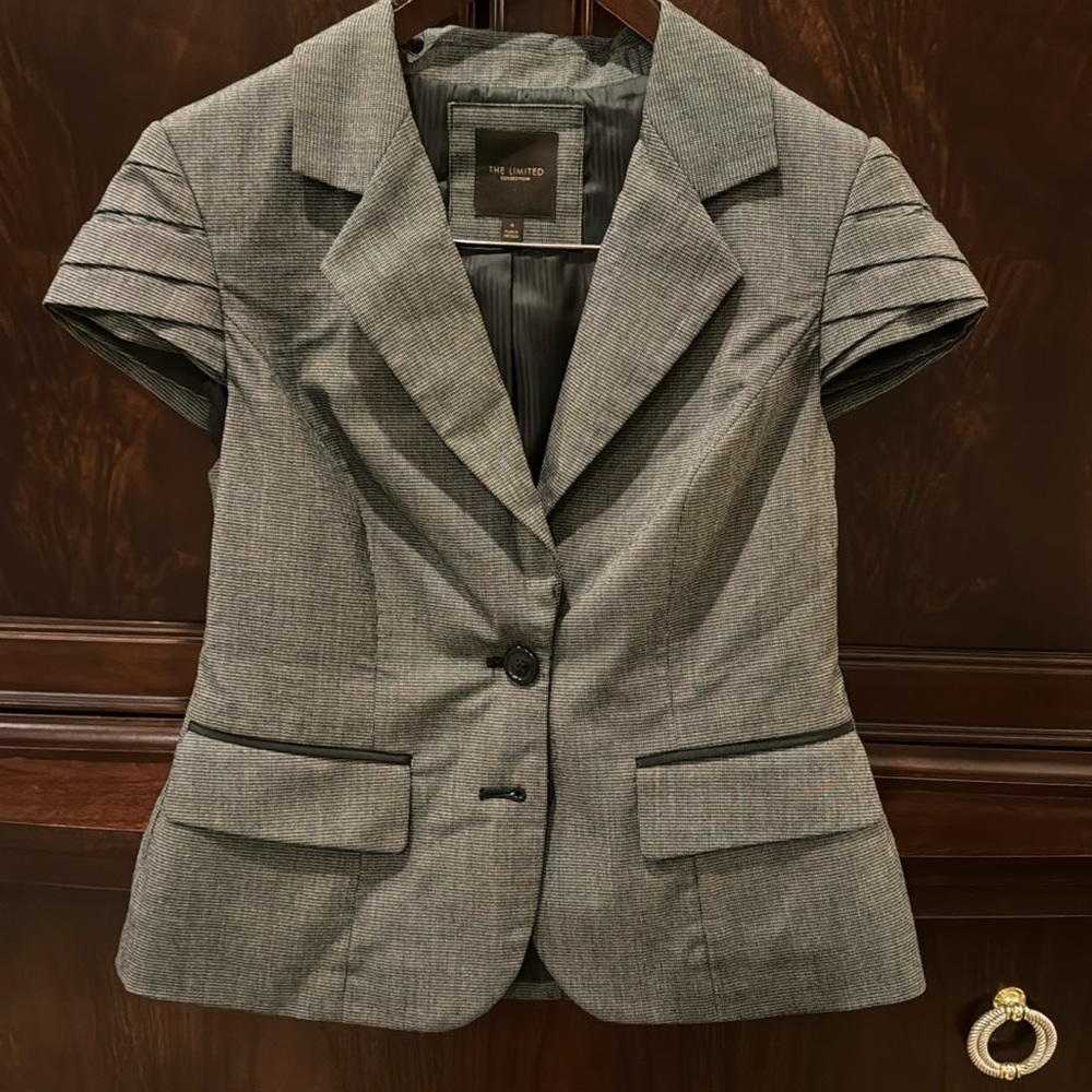 Women’s cap sleeve blazer - size small